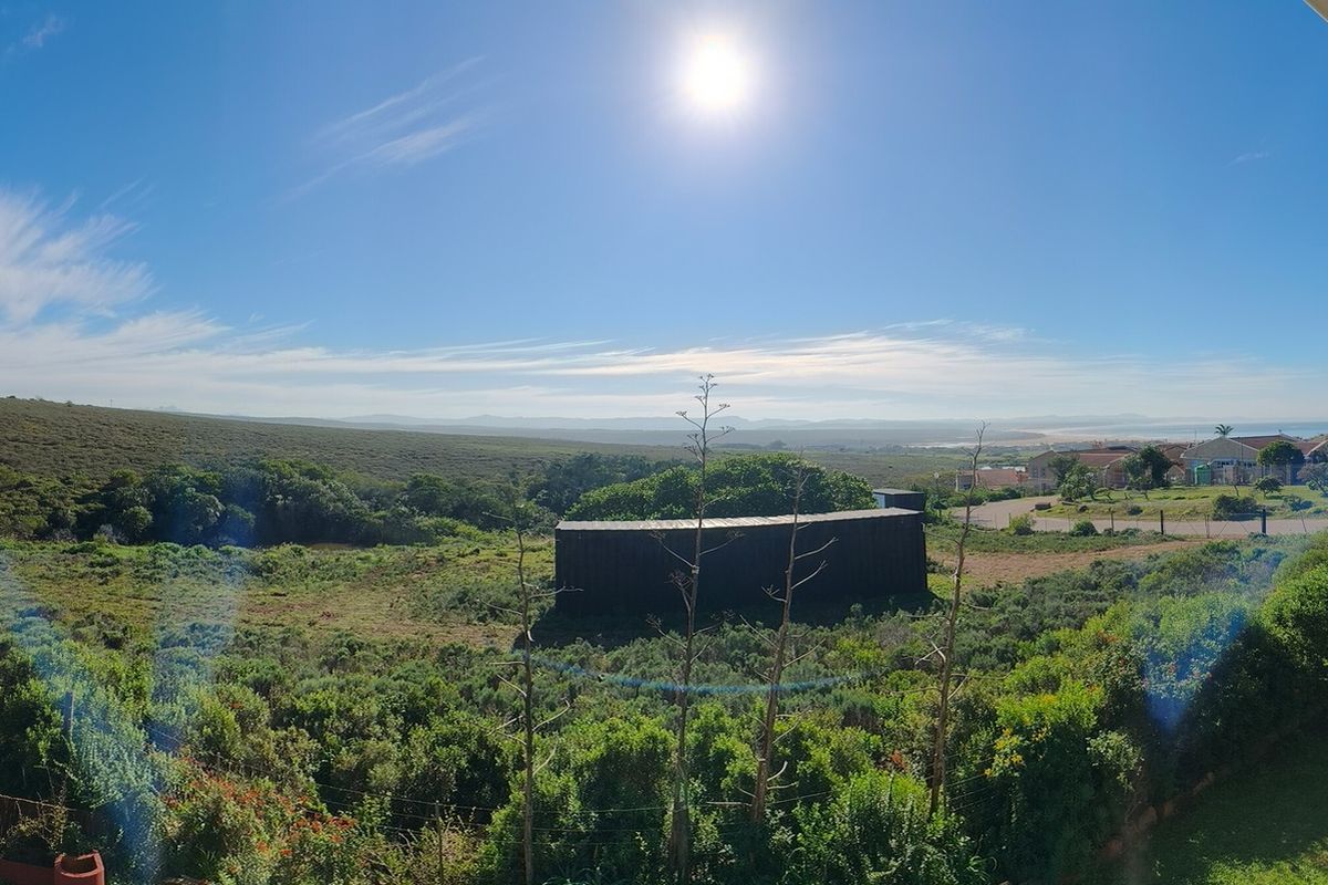 Space for Family, Moments for Life with Panoramic views in Jeffreys Bay. - Photo 2