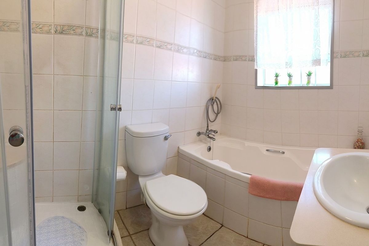 Space for Family, Moments for Life with Panoramic views in Jeffreys Bay. - Photo 5