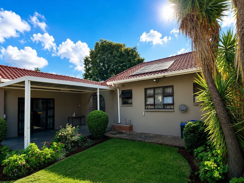 Spacious Family Home with Separate 3-Bedroom Flatlet and 4 Carports in Witpoortjie - Photo 1