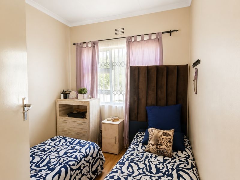 Spacious Family Home with Separate 3-Bedroom Flatlet and 4 Carports in Witpoortjie - Photo 7
