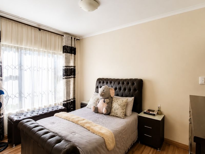 Spacious Family Home with Separate 3-Bedroom Flatlet and 4 Carports in Witpoortjie - Photo 5