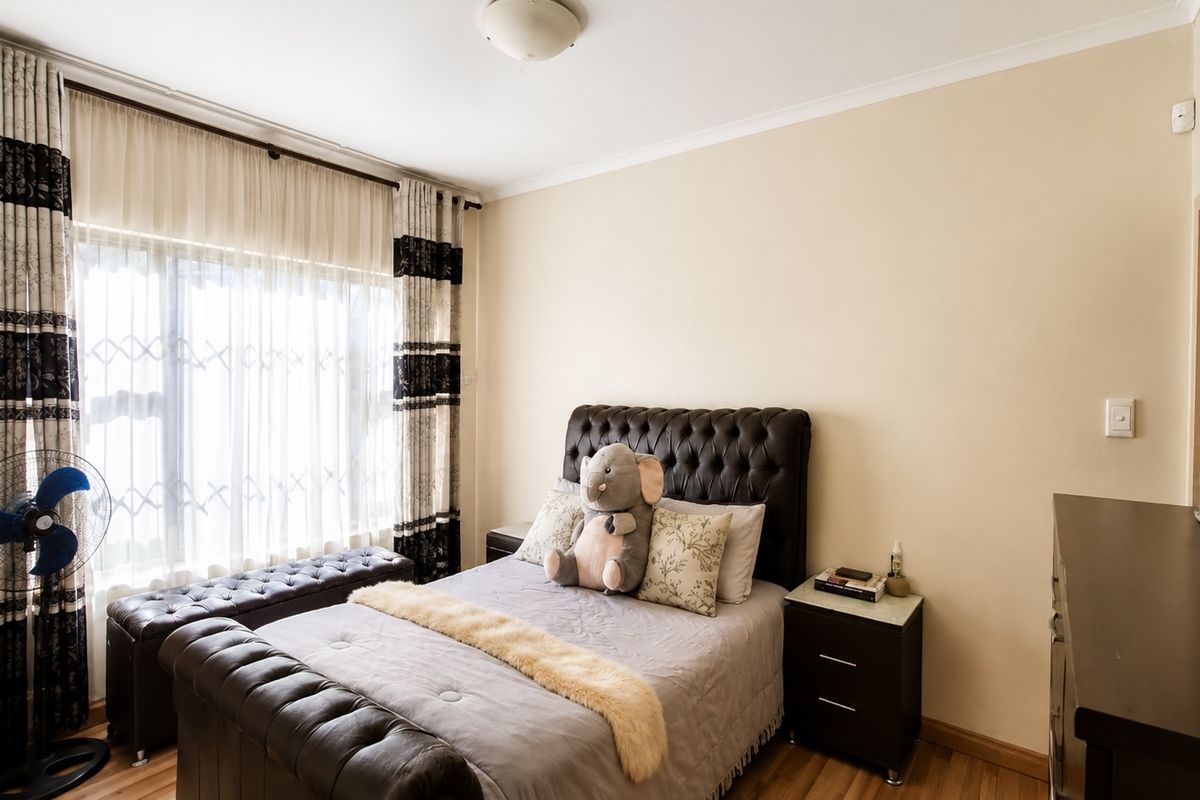 Spacious Family Home with Separate 3-Bedroom Flatlet and 4 Carports in Witpoortjie - Photo 5