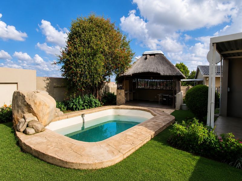 Spacious Family Home with Separate 3-Bedroom Flatlet and 4 Carports in Witpoortjie - Photo 9