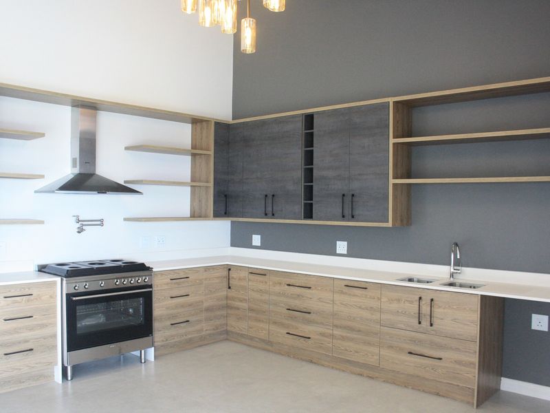 MOVE-IN-READY PERFECTLY PRICED! - Photo 4