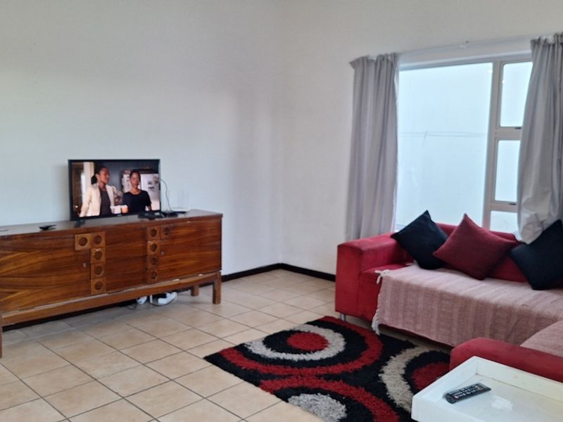 Spacious 3 Bedroom ground floor flat to let in Midtown Langebaan - Photo 3