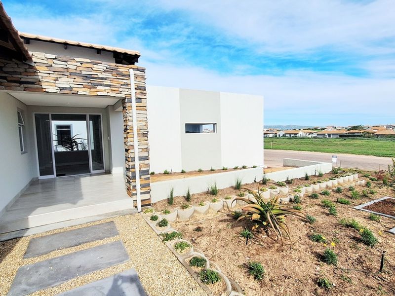 Brand New North-Facing Home in Le Juille, Langebaan Country Estate - Photo 2