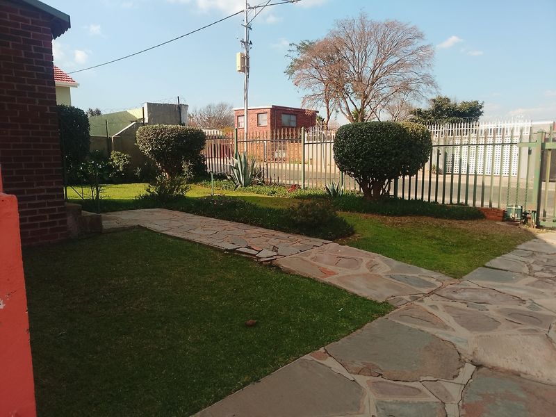 Westdene. Smart Shared Living - Comfort, Community and Convenience. R4000 monthly rent. - Photo 2