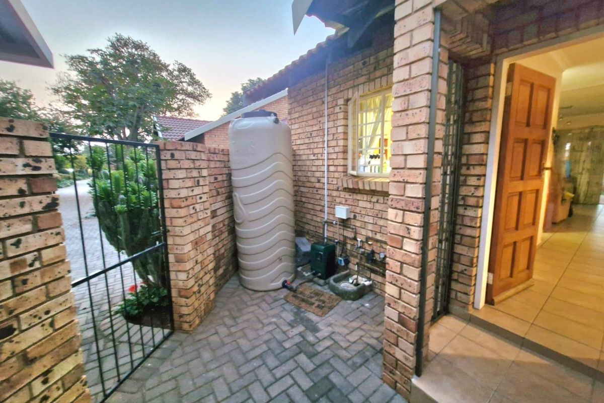 Stylish Family Townhouse with Exceptional Extras - Photo 4
