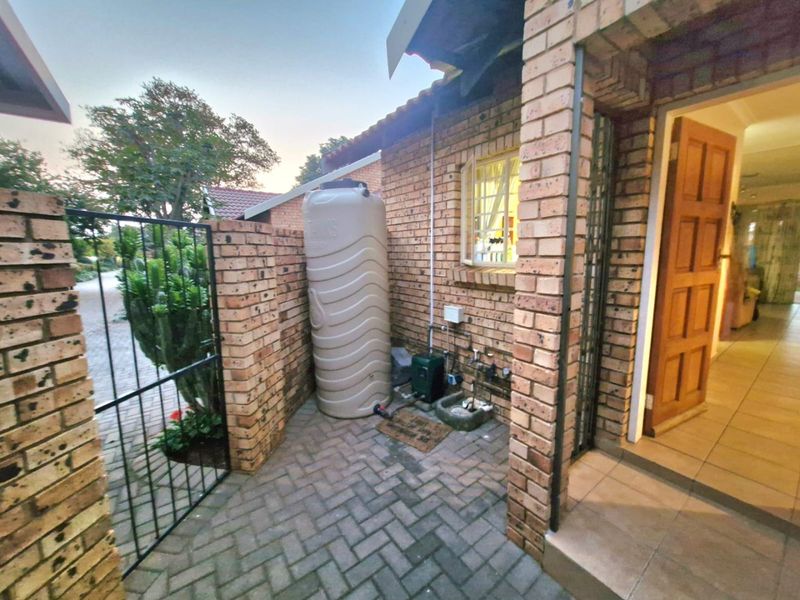 Stylish Family Townhouse with Exceptional Extras - Photo 4