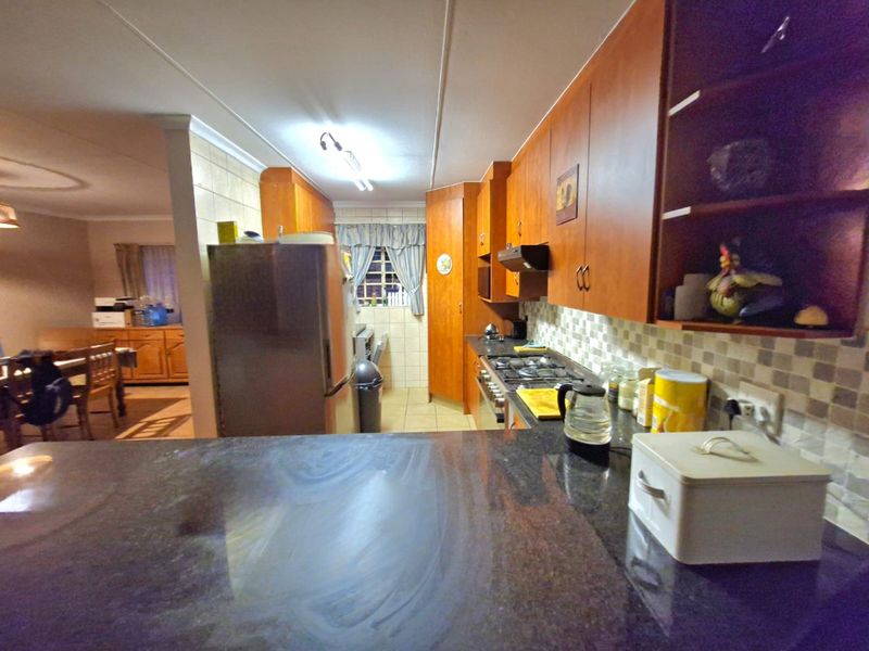 Stylish Family Townhouse with Exceptional Extras - Photo 10