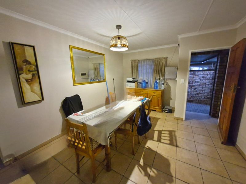 Stylish Family Townhouse with Exceptional Extras - Photo 8