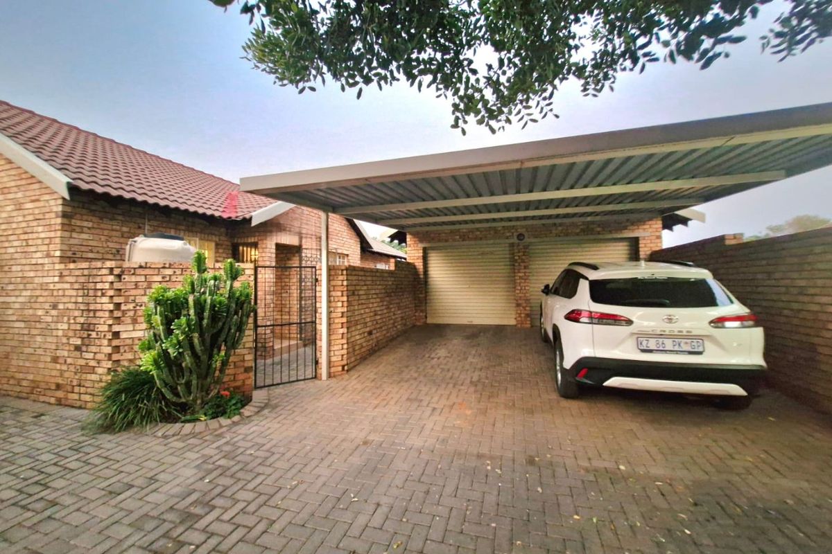 Stylish Family Townhouse with Exceptional Extras - Photo 3