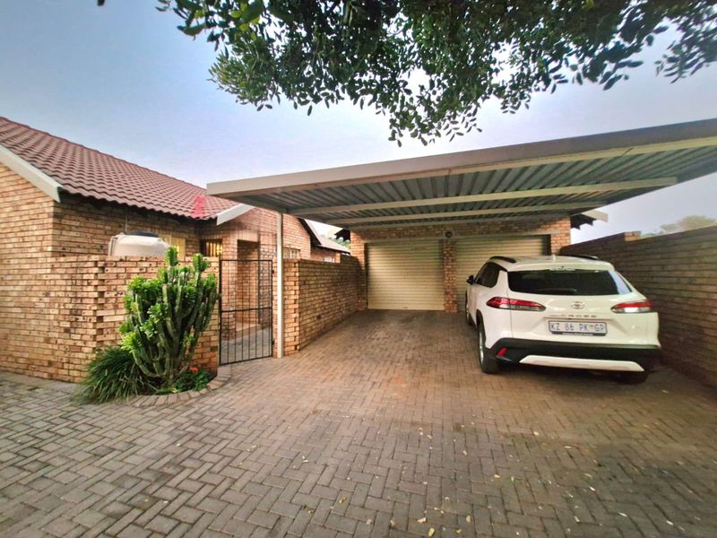 Stylish Family Townhouse with Exceptional Extras - Photo 3