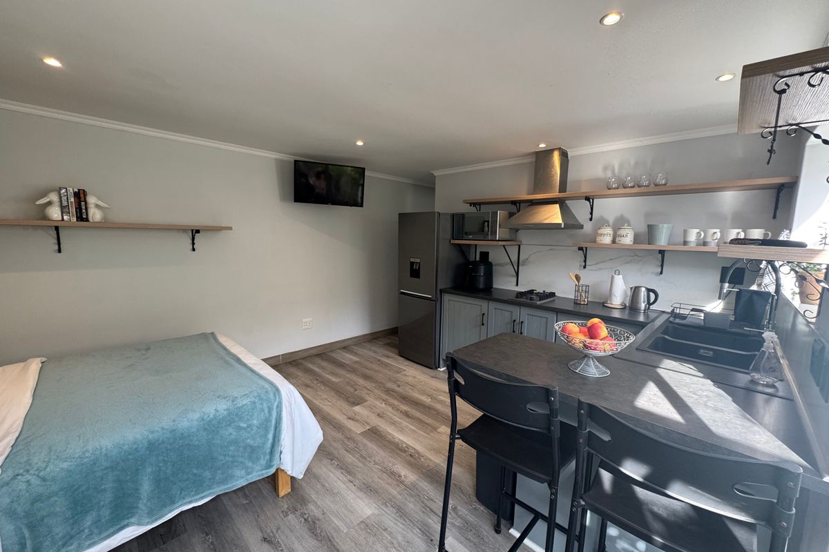 Stunning Furnished Apartment in De Zalze Estate. Available Immediately. - Photo 2