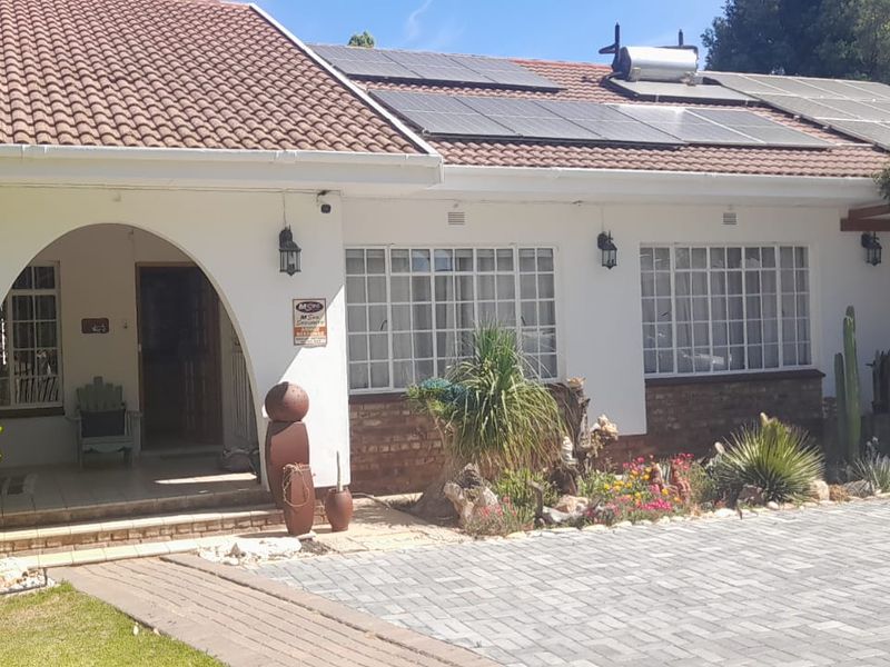 An Immaculately Kept Three Bedroom, Two Bathroom Family Home in a Quiet Cul-de-Sac - Photo 1
