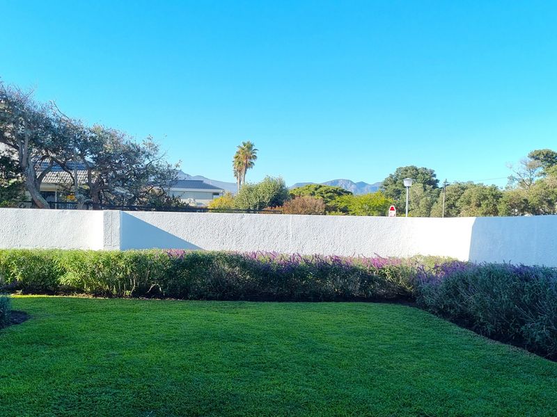 ON PRESTIGIOUS CLIFF ROAD... WHERE PEACE AND TRANQUILITY PREVAIL.... - Photo 1