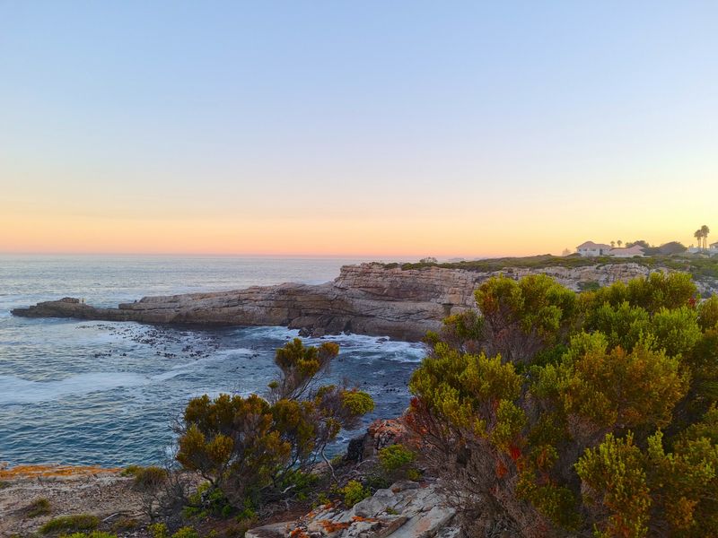 ON PRESTIGIOUS CLIFF ROAD... WHERE PEACE AND TRANQUILITY PREVAIL.... - Photo 2