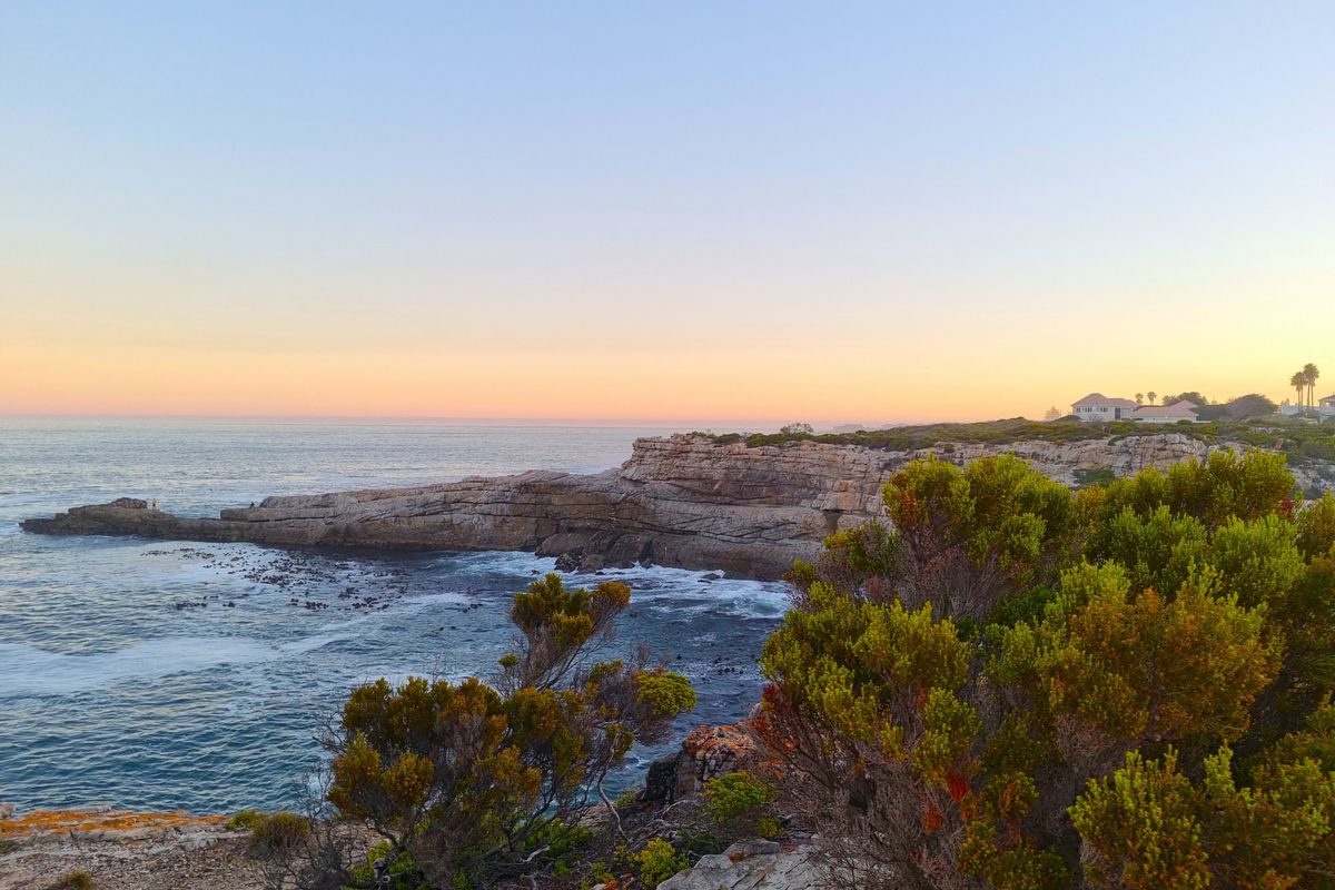 ON PRESTIGIOUS CLIFF ROAD... WHERE PEACE AND TRANQUILITY PREVAIL.... - Photo 2