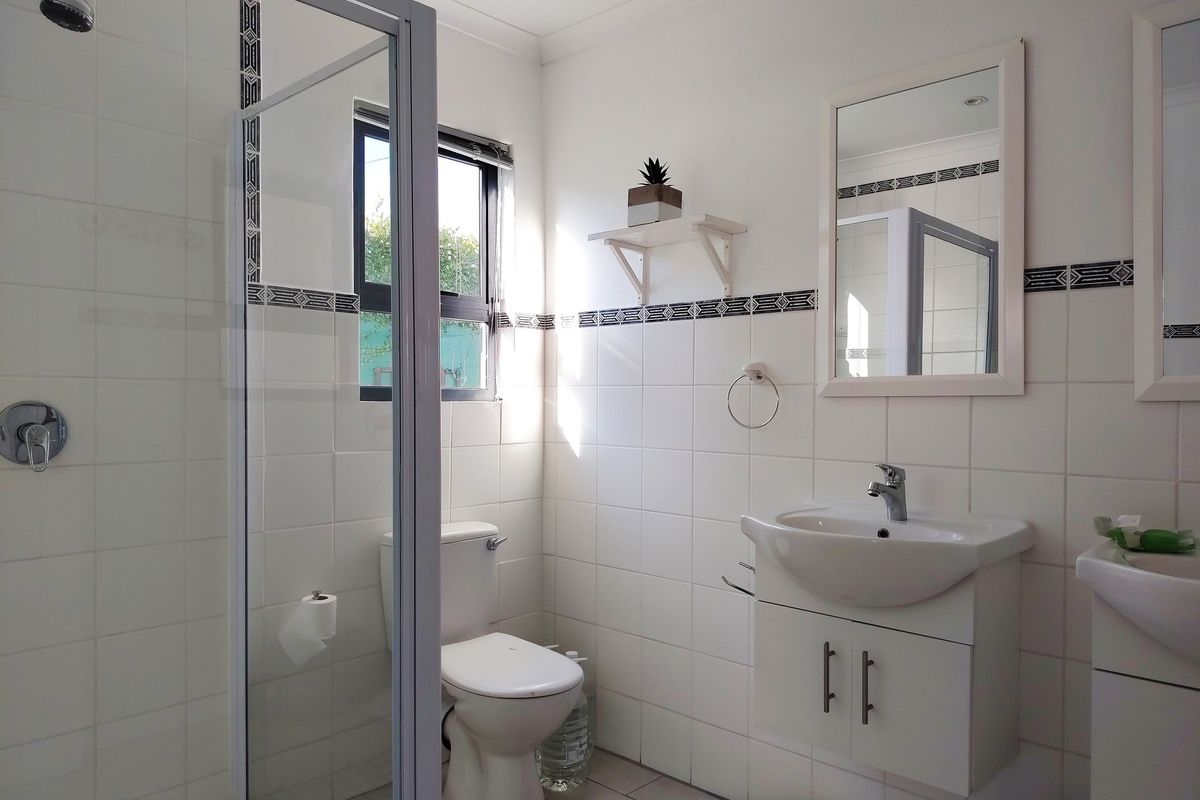 3 BEDROOM HOME PLUS COTTAGE... INCOME EARNER OR HOME OFFICE - Photo 3