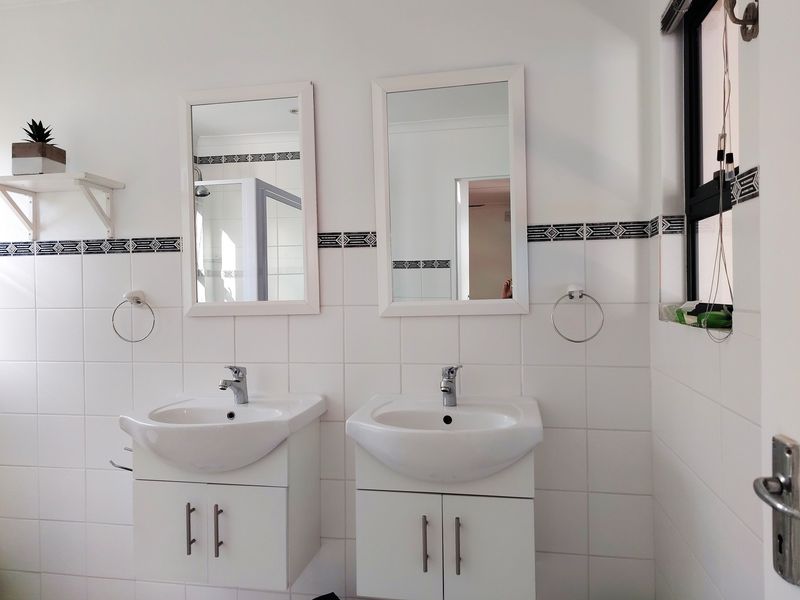 3 BEDROOM HOME PLUS COTTAGE... INCOME EARNER OR HOME OFFICE - Photo 8