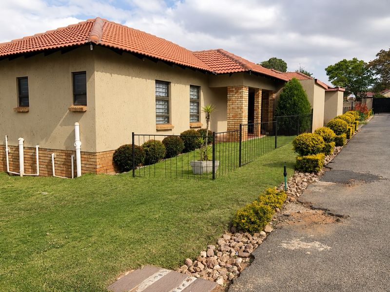 Warm Family Living in a Secure Estate - Photo 1