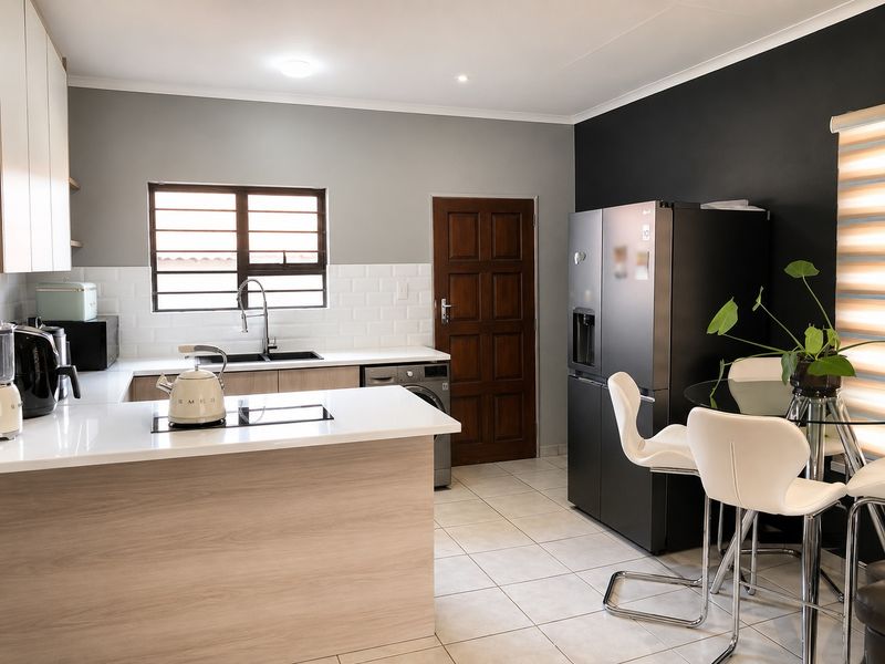Warm Family Living in a Secure Estate - Photo 3