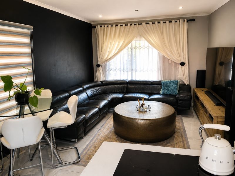 Warm Family Living in a Secure Estate - Photo 2