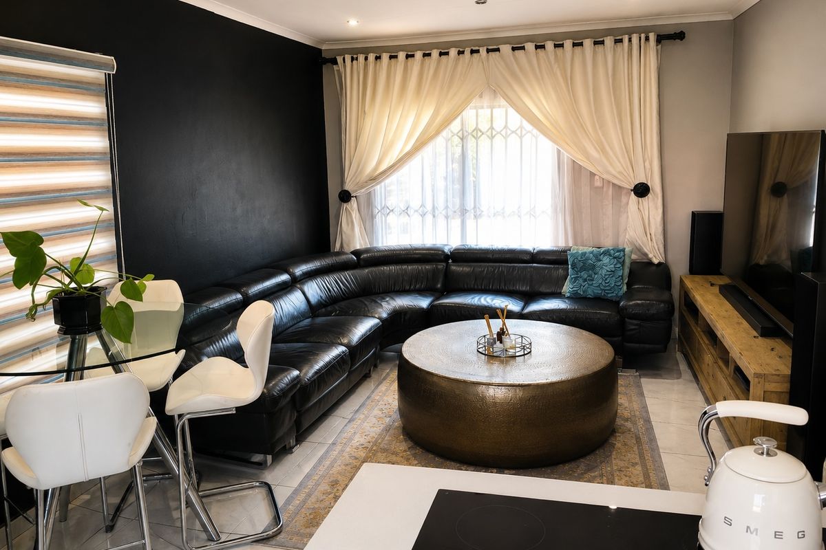 Warm Family Living in a Secure Estate - Photo 2