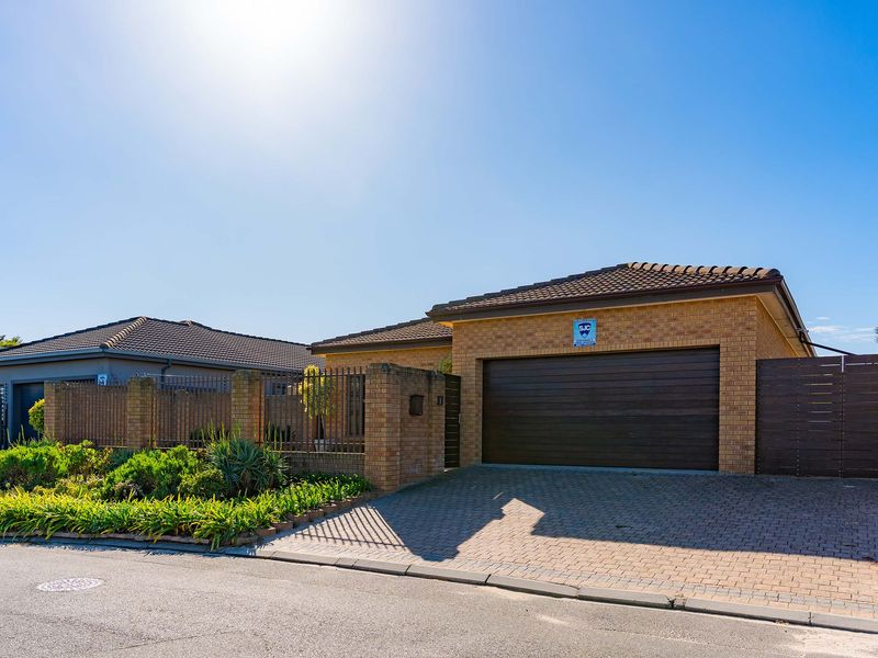 A Charming Facebrick Family Home – Private, Spacious & Sun-Filled - Photo 1