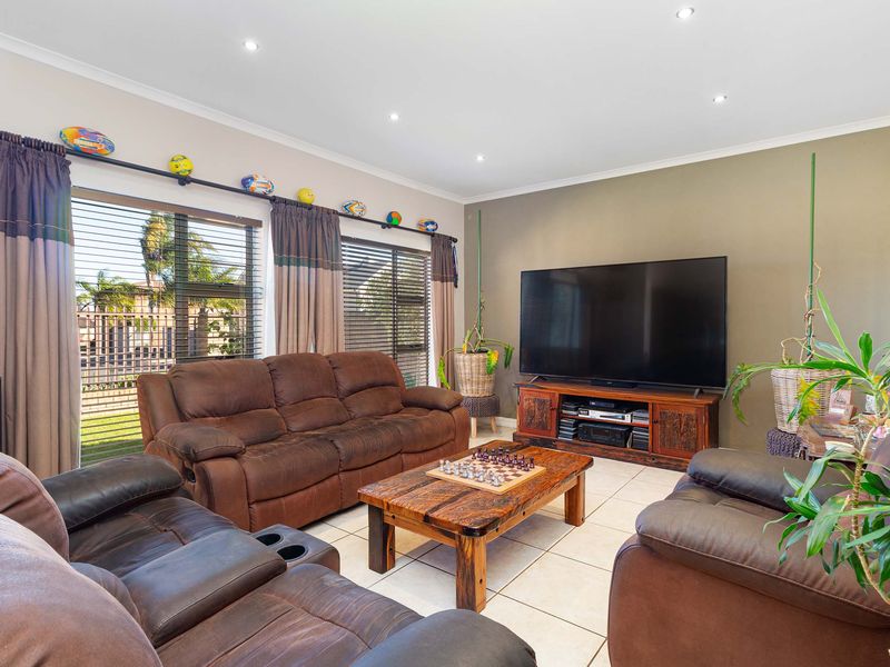 A Charming Facebrick Family Home – Private, Spacious & Sun-Filled - Photo 7