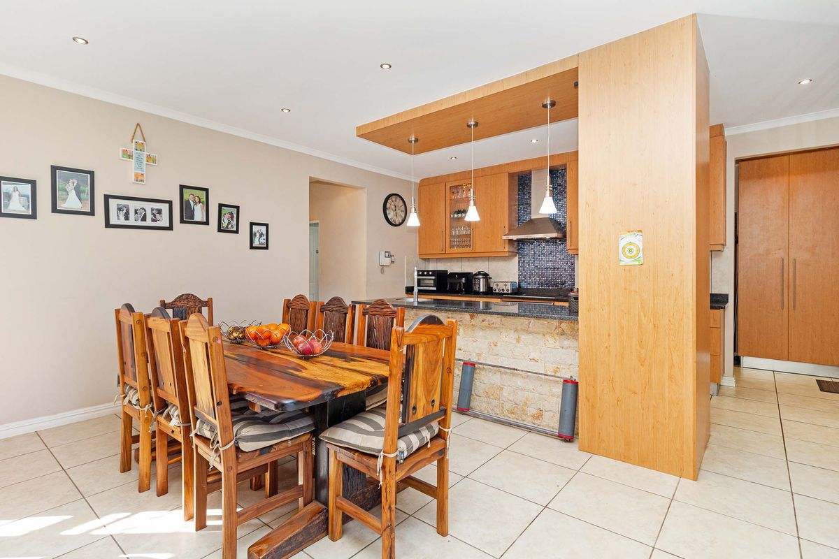 A Charming Facebrick Family Home – Private, Spacious & Sun-Filled - Photo 5