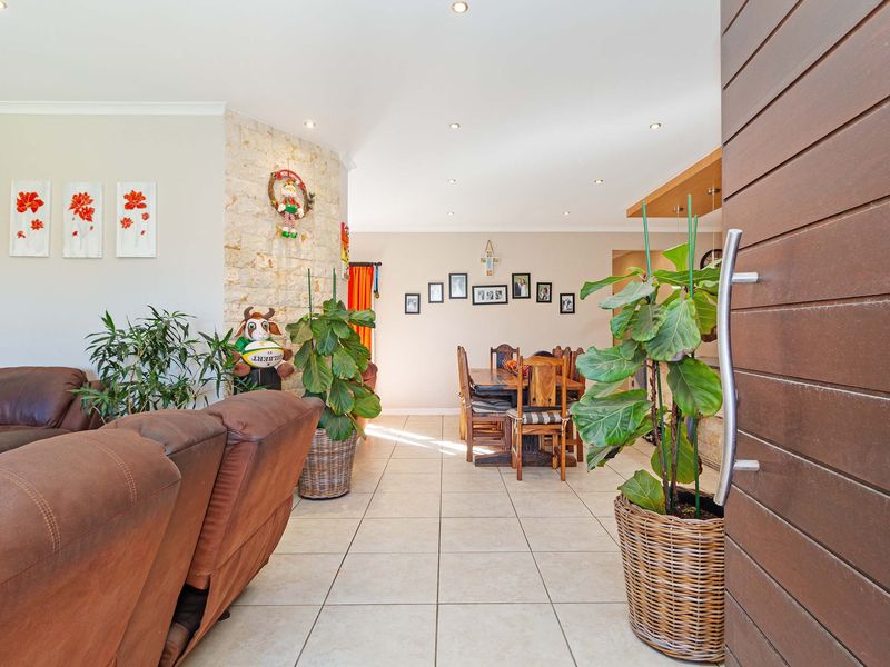 A Charming Facebrick Family Home – Private, Spacious & Sun-Filled - Photo 9