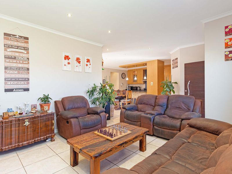 A Charming Facebrick Family Home – Private, Spacious & Sun-Filled - Photo 8