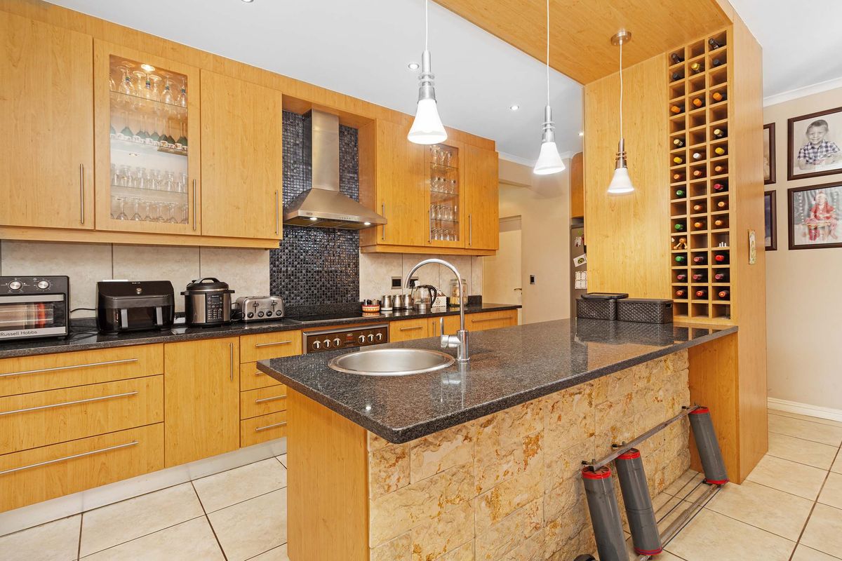 A Charming Facebrick Family Home – Private, Spacious & Sun-Filled - Photo 2