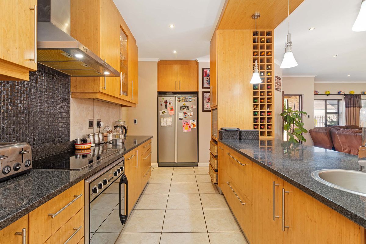 A Charming Facebrick Family Home – Private, Spacious & Sun-Filled - Photo 3