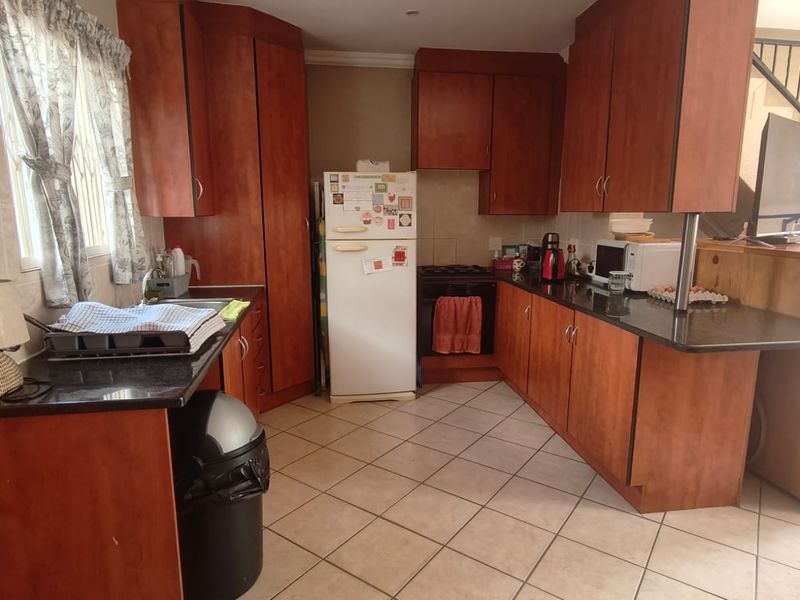 Secure and Spacious Duplex with a Large Private Garden - Photo 10