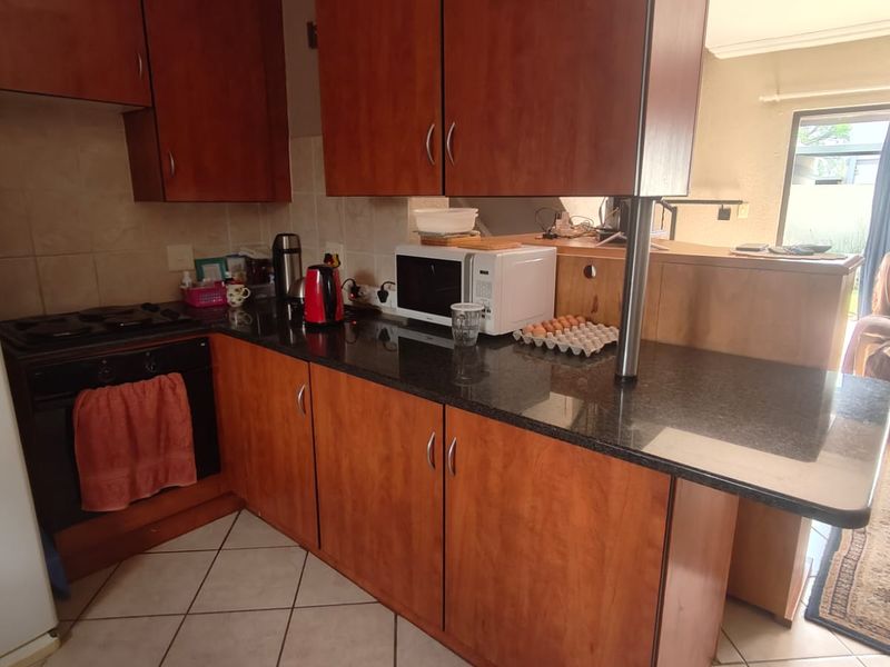 Secure and Spacious Duplex with a Large Private Garden - Photo 8
