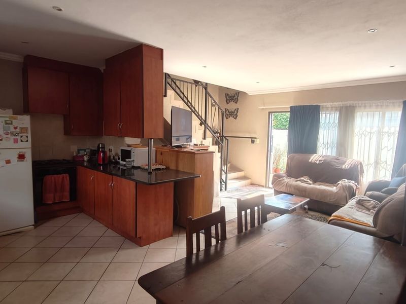Secure and Spacious Duplex with a Large Private Garden - Photo 6