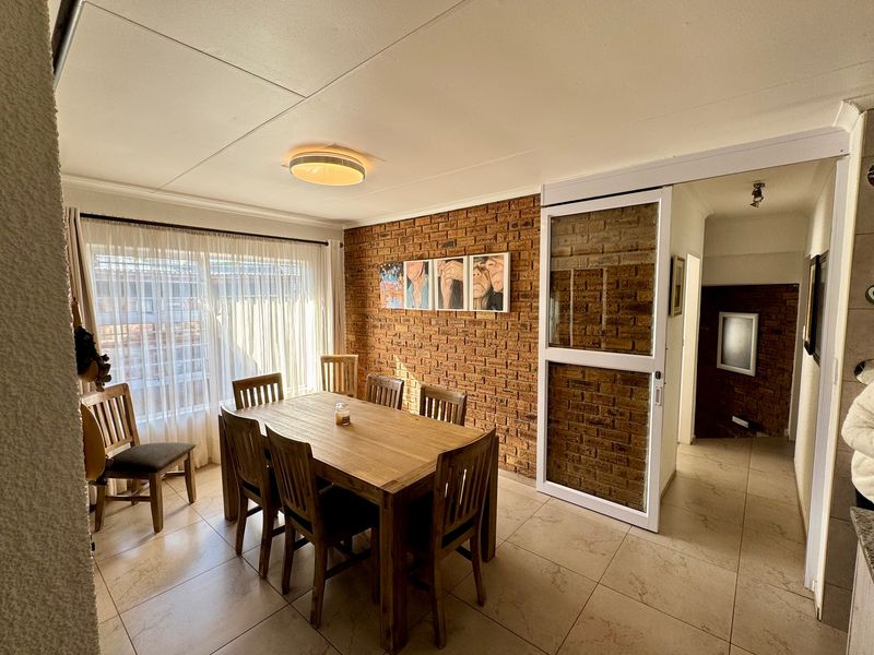 Spacious Family Home with Flatlet, Massive Workshop & Exceptional Entertainment Areas - Photo 6