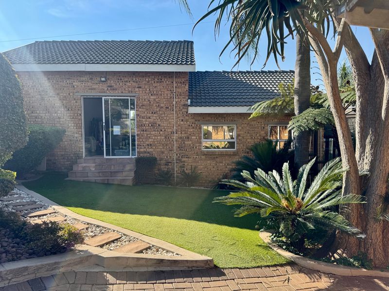 Spacious Family Home with Flatlet, Massive Workshop & Exceptional Entertainment Areas - Photo 2