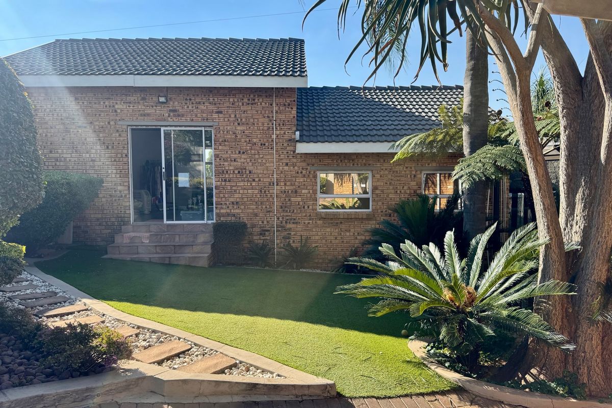 Spacious Family Home with Flatlet, Massive Workshop & Exceptional Entertainment Areas - Photo 2