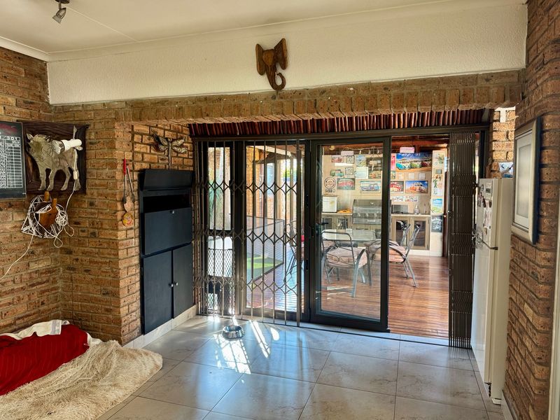 Spacious Family Home with Flatlet, Massive Workshop & Exceptional Entertainment Areas - Photo 8