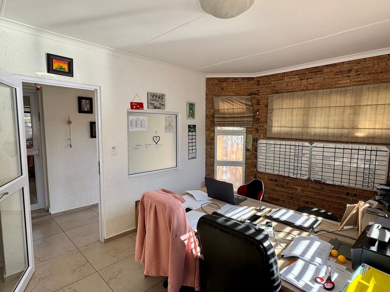 Spacious Family Home with Flatlet, Massive Workshop & Exceptional Entertainment Areas - Photo 4