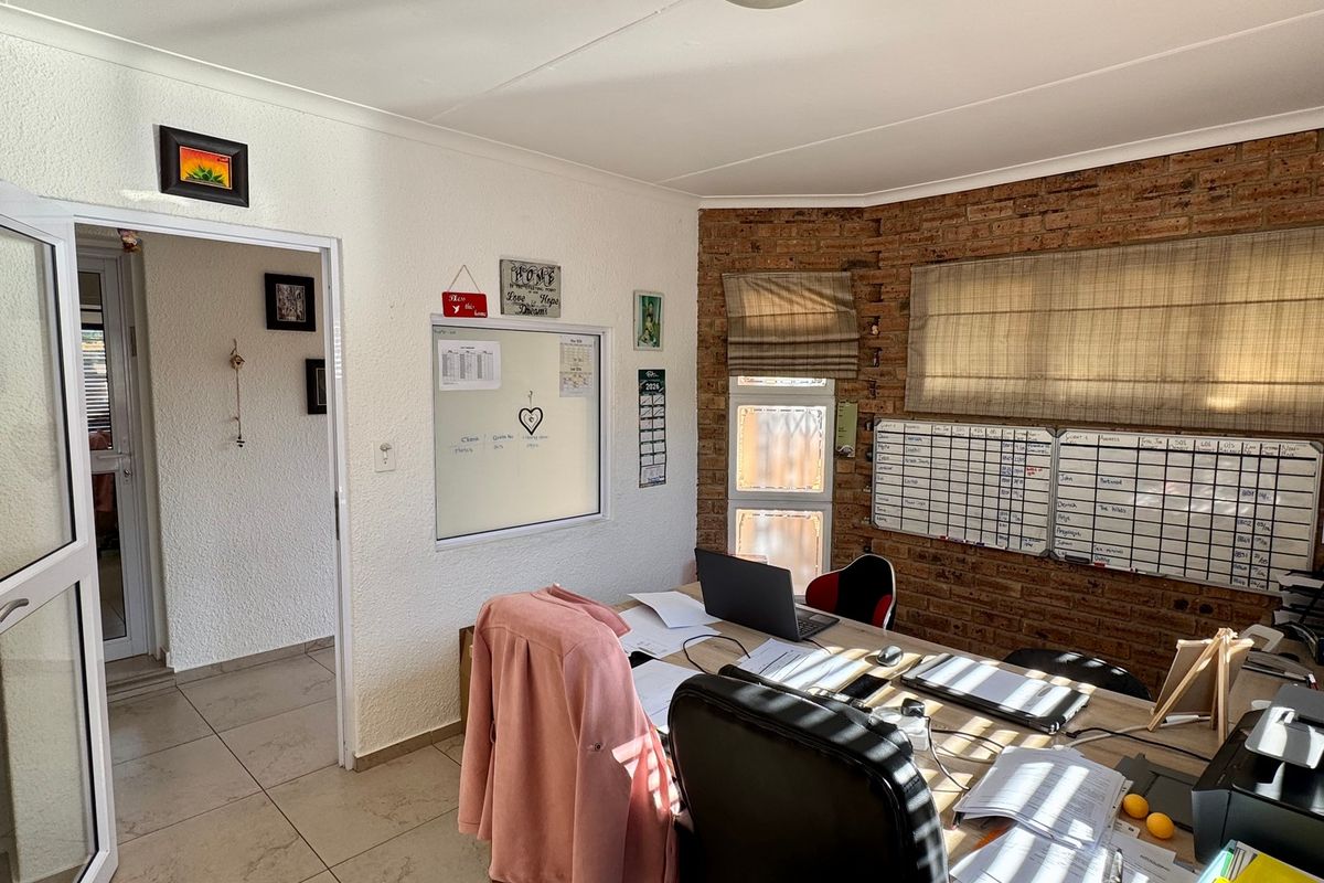 Spacious Family Home with Flatlet, Massive Workshop & Exceptional Entertainment Areas - Photo 4
