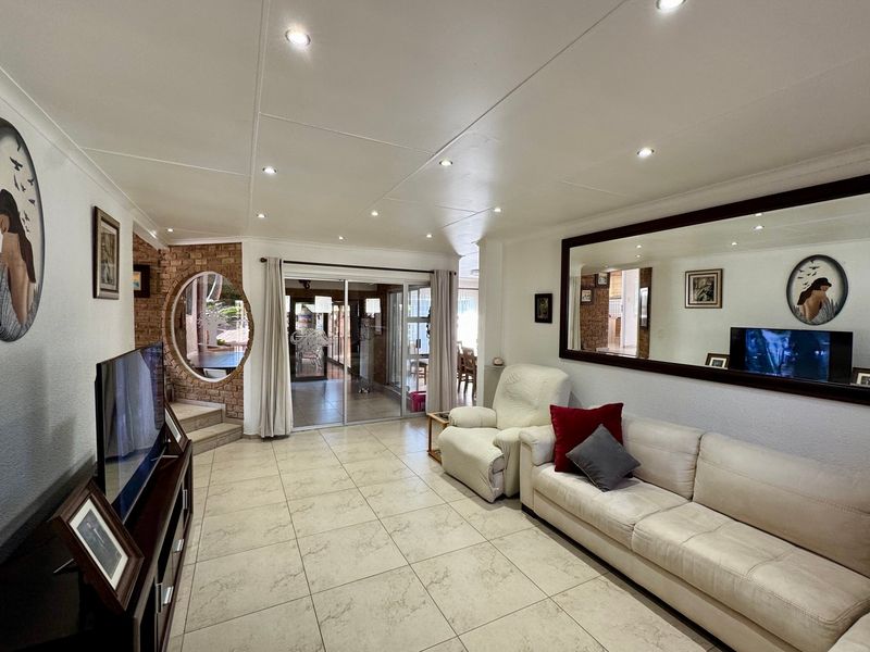 Spacious Family Home with Flatlet, Massive Workshop & Exceptional Entertainment Areas - Photo 5