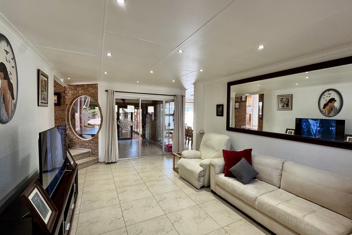 Spacious Family Home with Flatlet, Massive Workshop & Exceptional Entertainment Areas - Photo 5