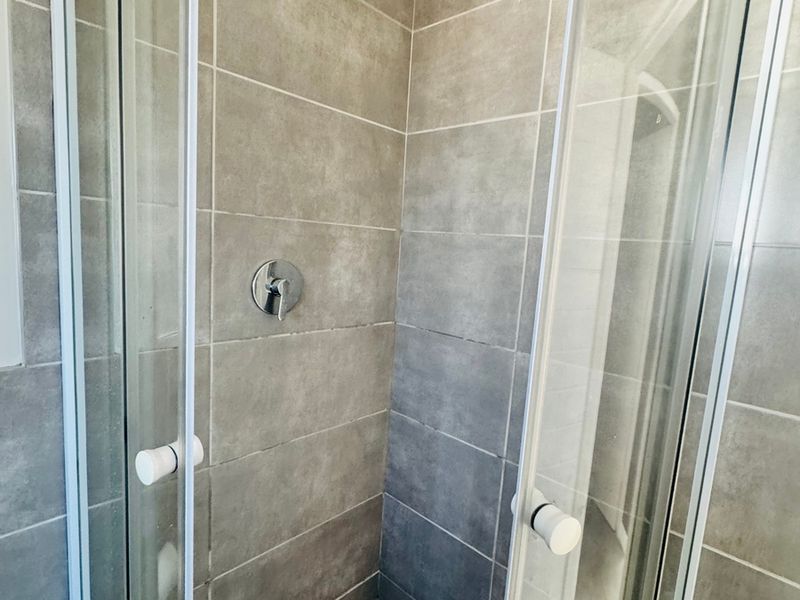 Modern 2-Bedroom Apartment in Sinoville, Pretoria - Photo 6
