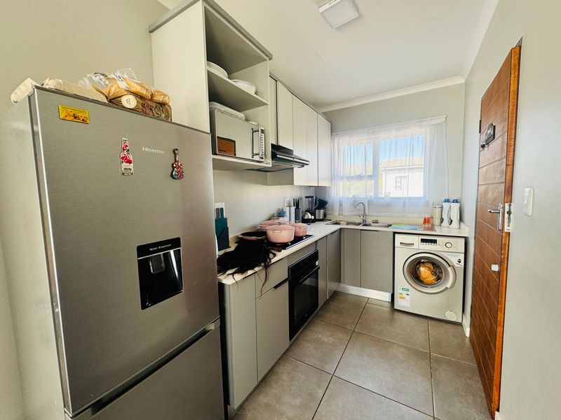 Modern 2-Bedroom Apartment in Sinoville, Pretoria - Photo 3