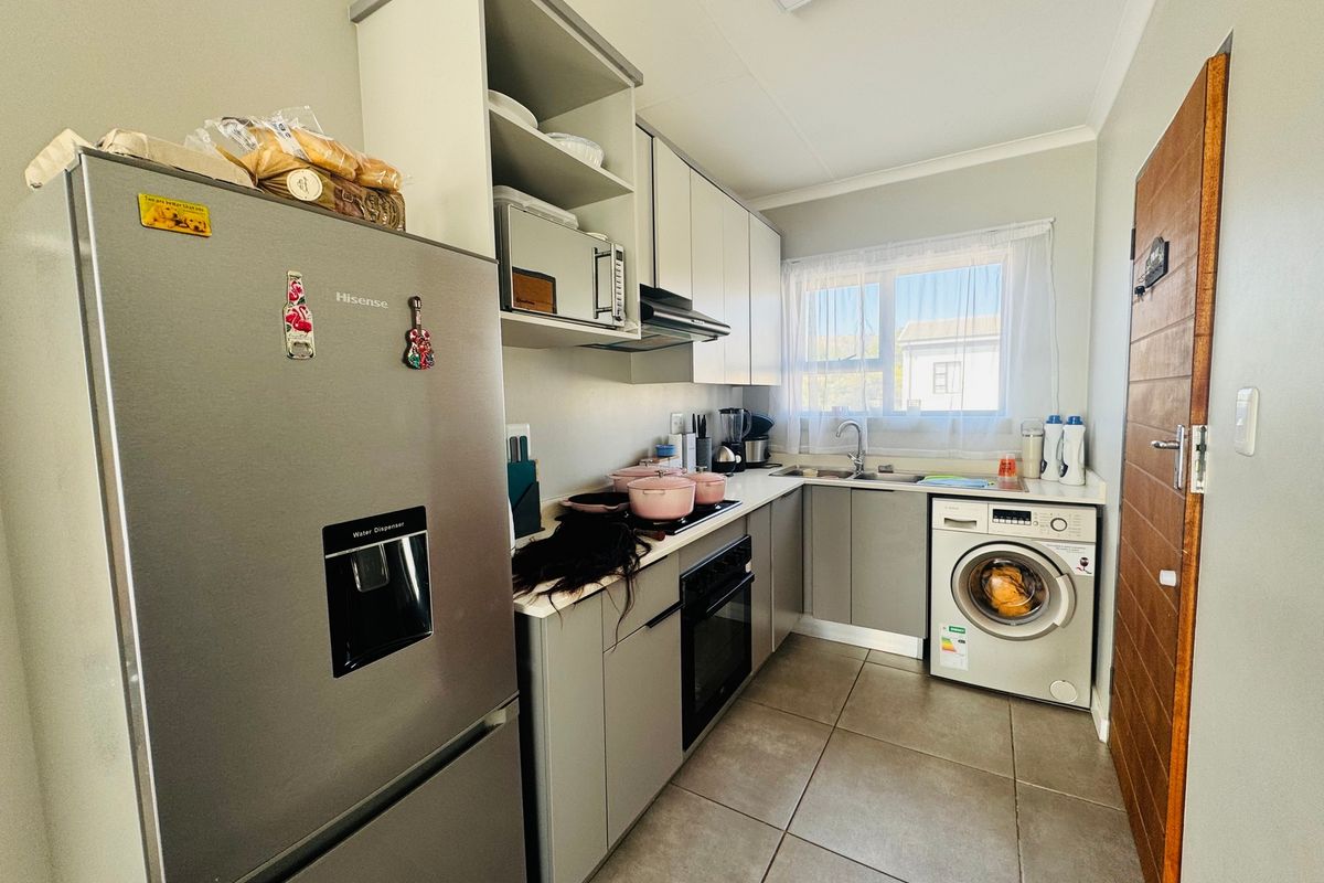 Modern 2-Bedroom Apartment in Sinoville, Pretoria - Photo 3