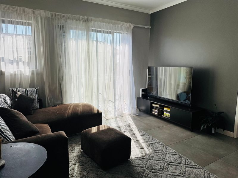 Modern 2-Bedroom Apartment in Sinoville, Pretoria - Photo 2